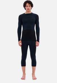 Zwarte thermobasislaag set met een lange mouw top en capri-lange onderkleding, met een gladde textuur en een getailleerd ontwerp.