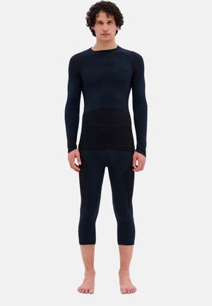 Schwarzes thermisches Basisschicht-Set bestehend aus einem langärmligen Oberteil und Capri-langen Hosen mit einer glatten Textur und körpernahem Design.