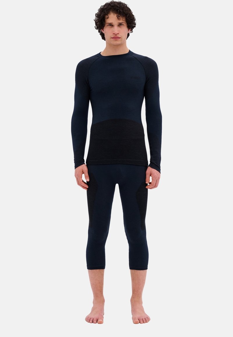 Zwarte thermobasislaag set met een lange mouw top en capri-lange onderkleding, met een gladde textuur en een getailleerd ontwerp.