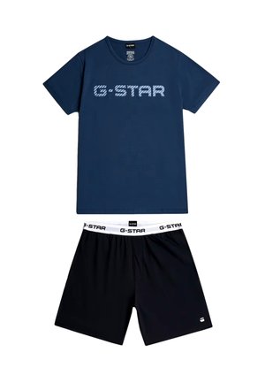 Tmavě modré tričko krátkého rukávu s logem "G-STAR" a černé šortky s bílým pasem nesoucím značku "G-STAR".