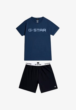 Navyblauw T-shirt met korte mouwen en "G-STAR" logo, gecombineerd met zwarte korte broek met witte tailleband met "G-STAR" opschrift.