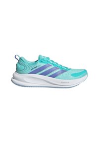 Hellblauer und violetter Adidas Supernova Laufschuh mit weißer gepolsterter Sohle und gestricktem Obermaterial, Seitenansicht vor weißem Hintergrund.