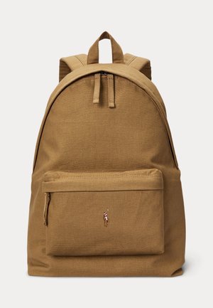 Zaino in tela marrone con tasca frontale con cerniera e piccolo logo ricamato di un giocatore di polo centrato sulla tasca.