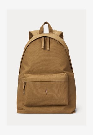 Brauner Canvas-Rucksack mit Frontreißverschlusstasche und kleinem, gesticktem Polo-Spieler-Logo, das mittig auf der Tasche platziert ist.