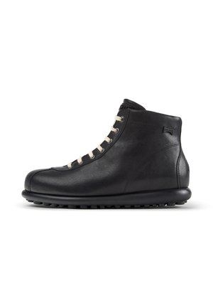 Scarpa alta in pelle nera con lacci bianchi e punta arrotondata, con suola testurizzata e logo del marchio nell'area della caviglia.