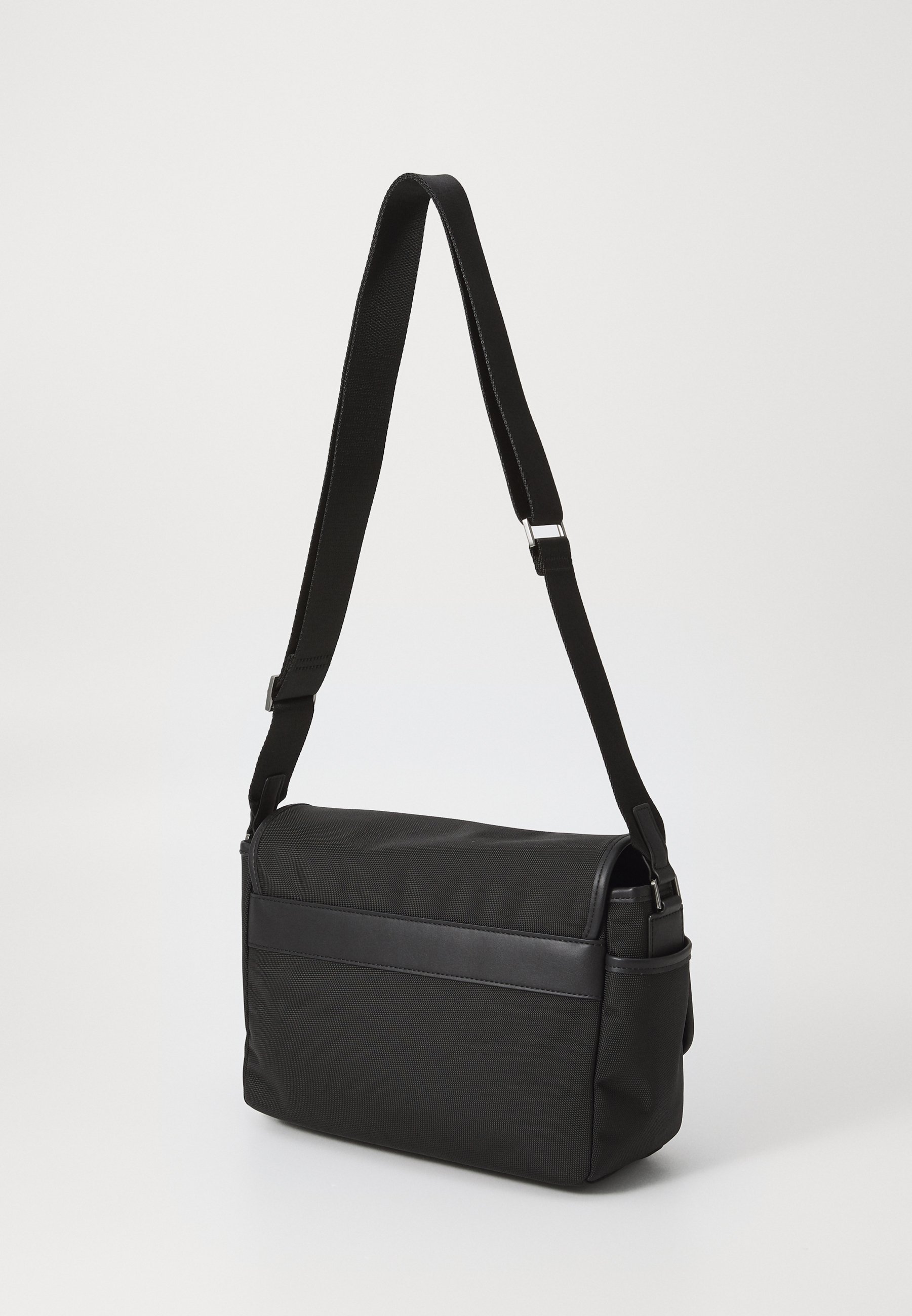 バッグ LACOSTE MESSENGER BAG Lacoste MESSENGER BAG - Cross body bag - noir/black - Zalando.co.uk