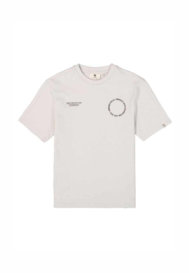 Camiseta de manga corta gris claro hecha de algodón, con impresiones de texto negro en la parte frontal y un detalle de logo redondo en el lado izquierdo.