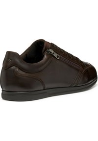 Sneaker in pelle marrone con punta arrotondata, chiusura con lacci e zip laterale. Finitura liscia con suola in gomma testurizzata. Design minimalista.