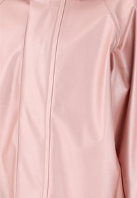 Rosa fusk läderjacka med en slät textur, som har en hög krage och subtila sömnadsdetaljer framtill och på ärmarna.