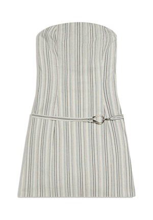 Trägerloses kurzes Kleid mit vertikalen hellgrauen, weißen und blauen Streifen, mit dünnem passenden Gürtel mit silberner Schnalle in der Taille.