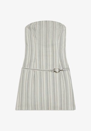 Rochie scurtă fără bretele cu dungi verticale gri deschis, albe și albastre, cu o curea subțire asortată cu o cataramă argintie în talie.