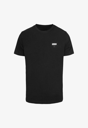 T-shirt nera in cotone con un piccolo logo bianco "TOXIC BEAST" accompagnato da un simbolo atomico sulla parte sinistra del petto, maniche corte, vestibilità classica.