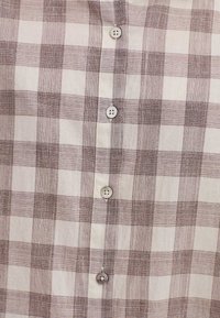 Beige und braun karierte Hemdbluse, mit leichtem Stofftextur, fünf Knöpfen auf der Vorderseite und einem klassischen Kragen.
