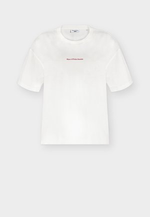 Valge lühikeste varrukatega ümara kaelusega T-särk, millel on rindkere keskel väike punane tekst "Marc O’Polo Denim".