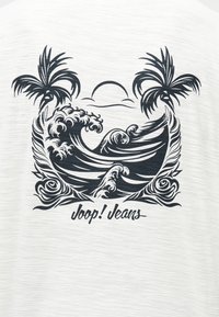 Δύο φοινικόδεντρα με στυλιζαρισμένα θαλάσσια κύματα και έναν ήλιο που δύει από πάνω, πλαισιωμένα από φύλλα, με το κείμενο "Joop! Jeans" από κάτω.