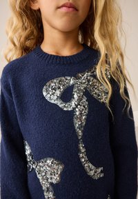 Next REGULAR FIT - BOW EMBELLISHED  - Abito in maglia - navy