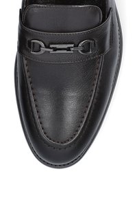 Czarne skórzane mokasyny z dekoracyjnym akcentem w postaci łańcuszka, gładką fakturą, kontrastowym przeszyciem oraz zaokrąglonym noskiem.