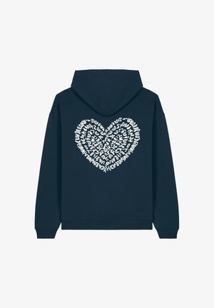 Sötétkék kapucnis pulóver, hátul nagy fehér szív grafikával, amely különböző szövegelemekből áll. Zsinóros kapucnival és bordázott mandzsettákkal rendelkezik.