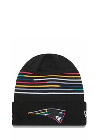 Schwarze Strickmütze mit mehrfarbigen horizontalen Streifen und einem Logo-Patch eines fliegenden Vogels auf der Vorderseite. Weicher Stoff, eng anliegend.