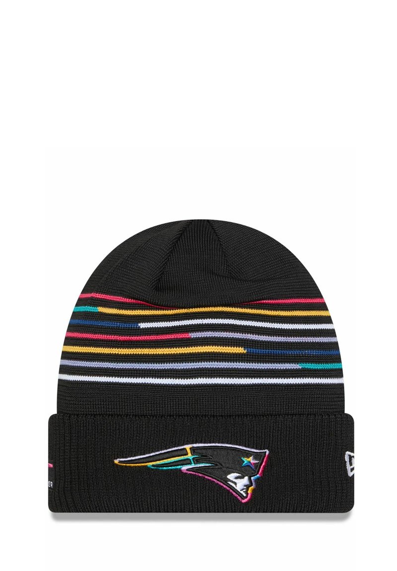 Schwarze Strickmütze mit mehrfarbigen horizontalen Streifen und einem Logo-Patch eines fliegenden Vogels auf der Vorderseite. Weicher Stoff, eng anliegend.