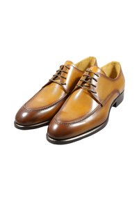 Scarpe stringate in pelle marrone con finitura liscia, punte arrotondate, suole scure a contrasto e cuciture sottili lungo i bordi.