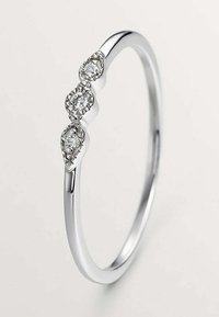 Anillo de plata con tres diamantes en forma de pera engastados en un diseño ondulado a lo largo de la banda, creando una apariencia delicada y elegante.
