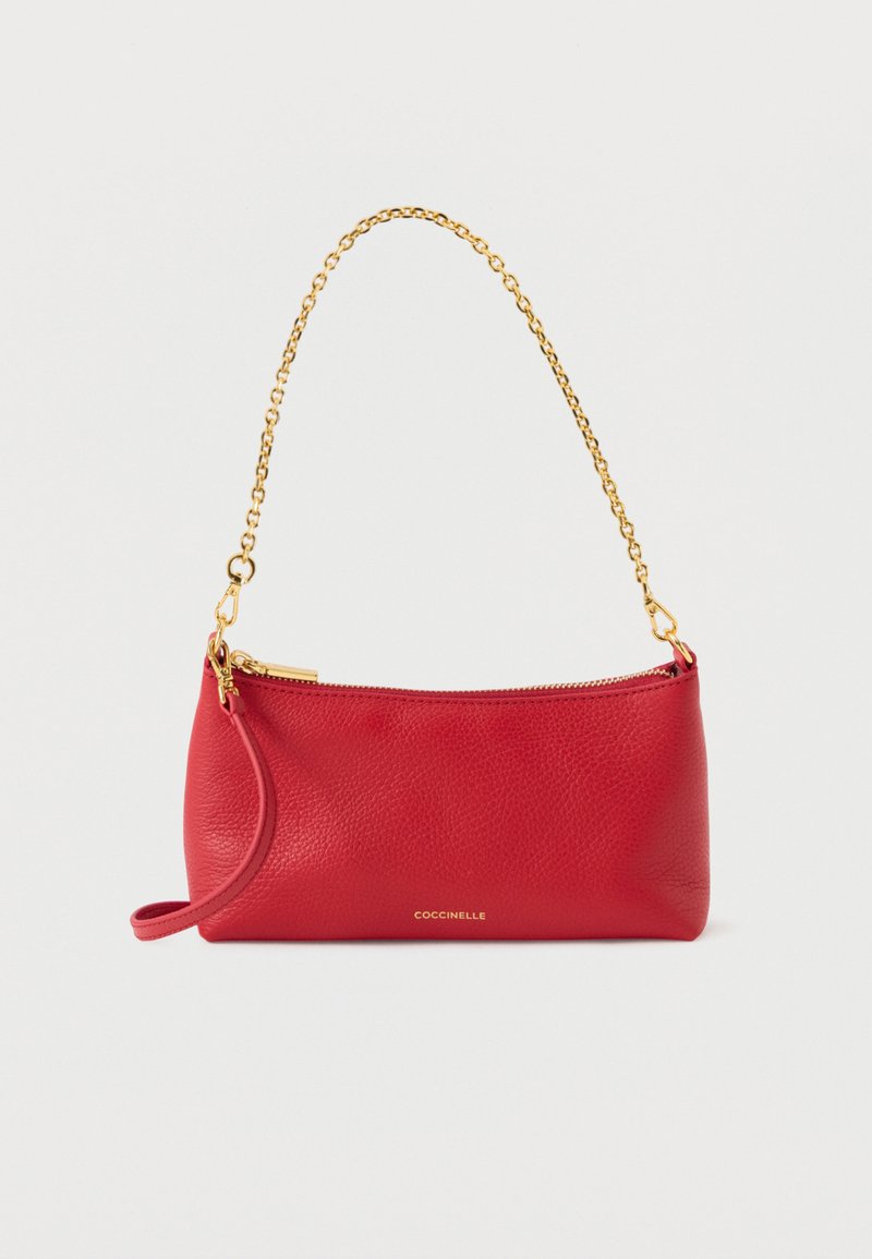 Crvena kožna torba s teksturiranim završetkom, naramenicom od zlatnog lanca i zatvaračem. Na prednjoj strani istaknuta je detalj logotipa. Kompaktan i elegantan dizajn.