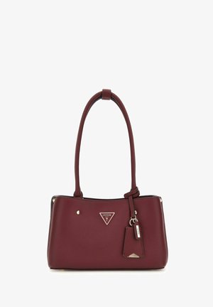 Bordeauxleren handtas met gestructureerde vorm, dubbele handgrepen en zilverkleurige hardware. Beschikt over een logo driehoek en een afneembare tag.