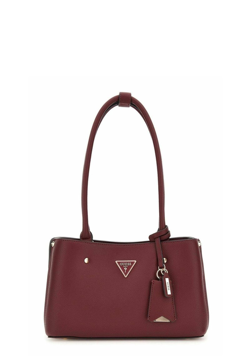 Bordeauxleren handtas met gestructureerde vorm, dubbele handgrepen en zilverkleurige hardware. Beschikt over een logo driehoek en een afneembare tag.