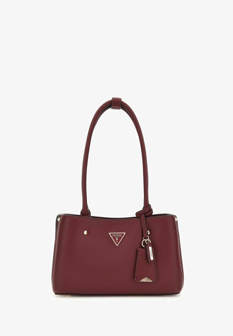 Bordeauxleren handtas met gestructureerde vorm, dubbele handgrepen en zilverkleurige hardware. Beschikt over een logo driehoek en een afneembare tag.