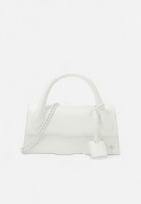 Sac à main en cuir blanc avec une forme structurée, une poignée supérieure et une bandoulière chaîne amovible. Présente un design minimaliste et un petit détail d'étiquette.