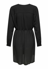 Abito nero a maniche lunghe realizzato in tessuto leggero, con vita cinte, yoke posteriore e polsini con bottoni. Tessuto morbido, design al ginocchio.