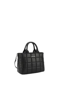 Črna torba z oblečenim dizajnom, narejena iz sijoče usnje. Ima dve zgornji ročki in nastavljiv ramenski pas. Logotip je prikazan spredaj.