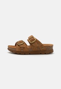 Brune semskede sandaler med to justerbare spænder. Har en struktureret korkfodbed og en tykk gummisål for støtte.