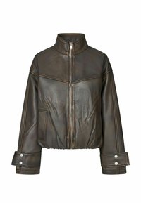 Veste en cuir marron foncé avec col haut, fermeture éclair avant, poches latérales et larges poignets avec boutons-pression métalliques.