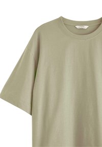 Olivgrön t-shirt i bomull med rund halsringning och korta ärmar, med en slät tygtextur och utan synliga mönster.