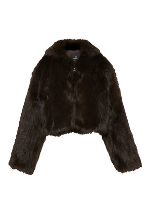 Giacca corta in pelliccia sintetica marrone scuro con maniche lunghe e collo ampio, presentata distesa su uno sfondo bianco.
