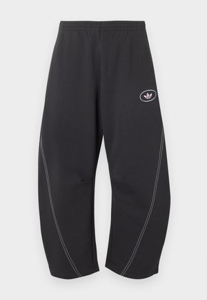 Μαύρο παντελόνι με φαρδιά γραμμή, λευκές καμπυλωτές ραφές στο πλάι και μικρό λογότυπο Adidas στο πάνω μέρος του μηρού, ελαστική μέση και cropped μήκος.