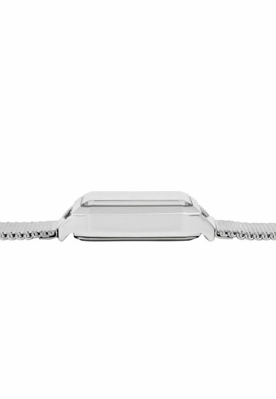 Zijaanzicht van een slanke zilveren polshorloge met een rechthoekige kast en een metalen mesh band op een witte achtergrond.