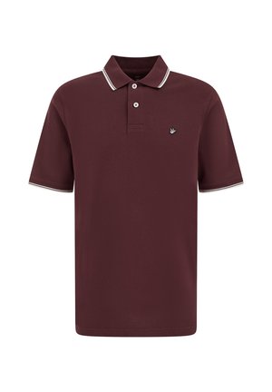 Polo de manga corta color granate con ribete blanco en el cuello y los puños, dos botones y un pequeño logo bordado de un pájaro en el pecho izquierdo.