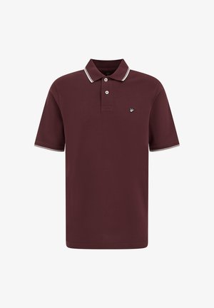 Polo de manga corta color granate con ribete blanco en el cuello y los puños, dos botones y un pequeño logo bordado de un pájaro en el pecho izquierdo.