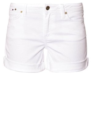Weiße Denim-Shorts mit umgeschlagenen Säumen, Knopf- und Reißverschluss, Vordertaschen und kleinem Logo auf der rechten Tasche.