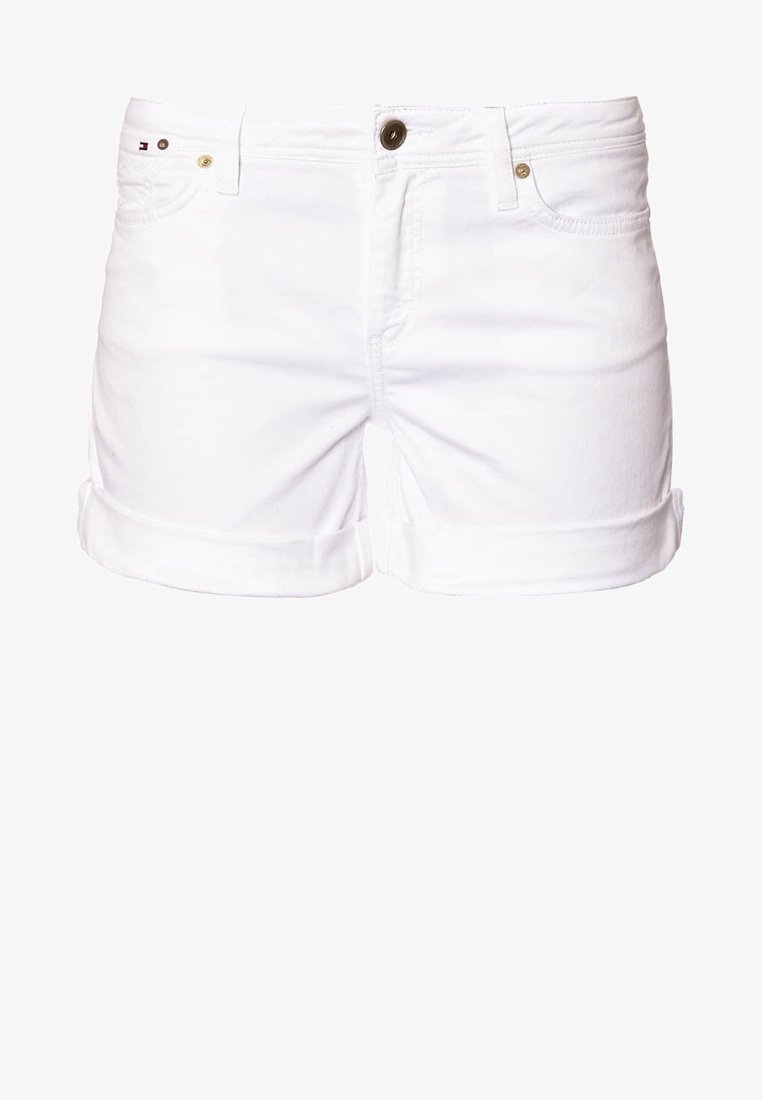 Shorts en denim blanc avec ourlets retournés, fermeture par bouton et fermeture éclair, poches avant, et petit logo sur la poche droite.