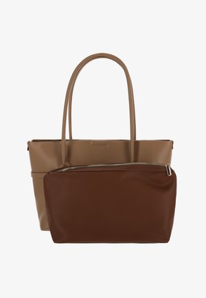 Twee bruine leren tassen: een grote tas met lange hengsels en een kleinere etui met ritssluiting vooraan.