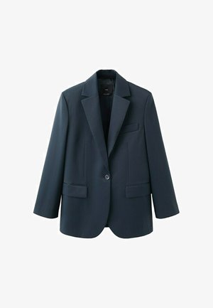 Donkerblauw colbert met één knoop, opstaande revers, twee klepzakken aan de voorkant en één borstpaspelzak, afgebeeld op een witte achtergrond.