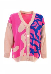 Stickad cardigan med V-hals, med en delad design i rosa och beige med blått djurmönster. Fem stora, rundade knappar fram.