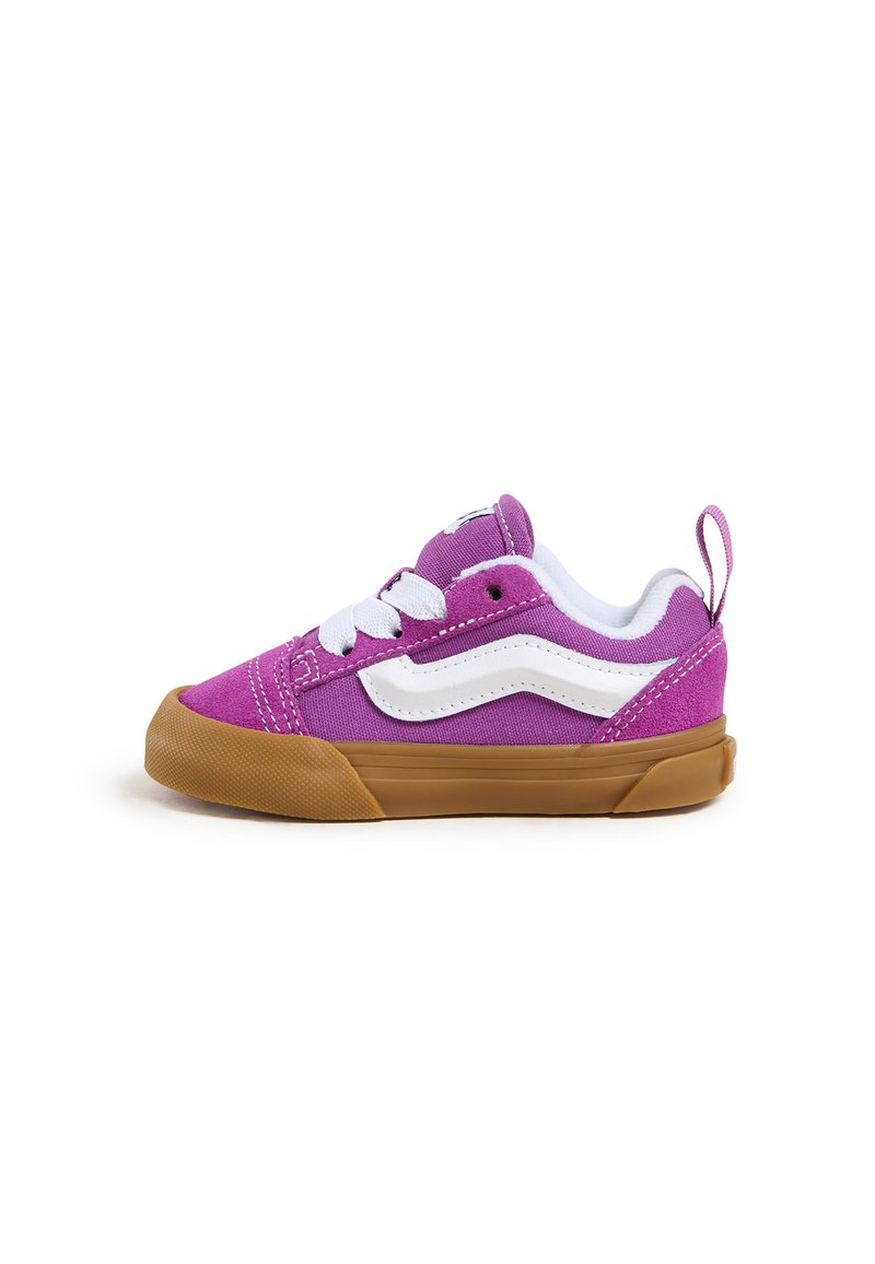 Baskets en toile violettes avec des accents et des lacets blancs, dotées d'une semelle en caoutchouc et d'un petit onglet au talon pour un enfilage facile.