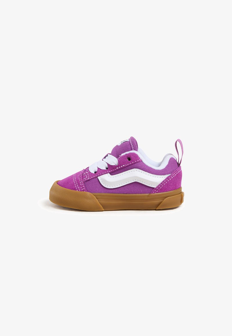 Sneaker in tela viola con dettagli e lacci bianchi, dotato di suola in gomma e di un piccolo tallone per una facile vestibilità.