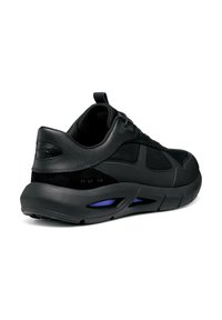 Czarny but sportowy z fakturowaną cholewką łączącą skórę i zamsz. Posiada grubą gumową podeszwę z fioletowymi akcentami oraz sznurowany design.