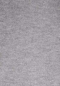 Tessuto grigio con un fine motivo testurizzato, che mostra un aspetto liscio e intrecciato. Il colore è uniforme, senza difetti o accenti visibili.